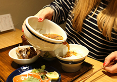 Place the red snapper, seaweed, and seasoning which was dipped in the egg on to the hot rice and pour the egg dashi again on to the ingredients.