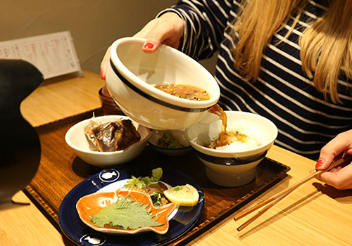 Place the red snapper, seaweed, and seasoning which was dipped in the egg on to the hot rice and pour the egg dashi again on to the ingredients.